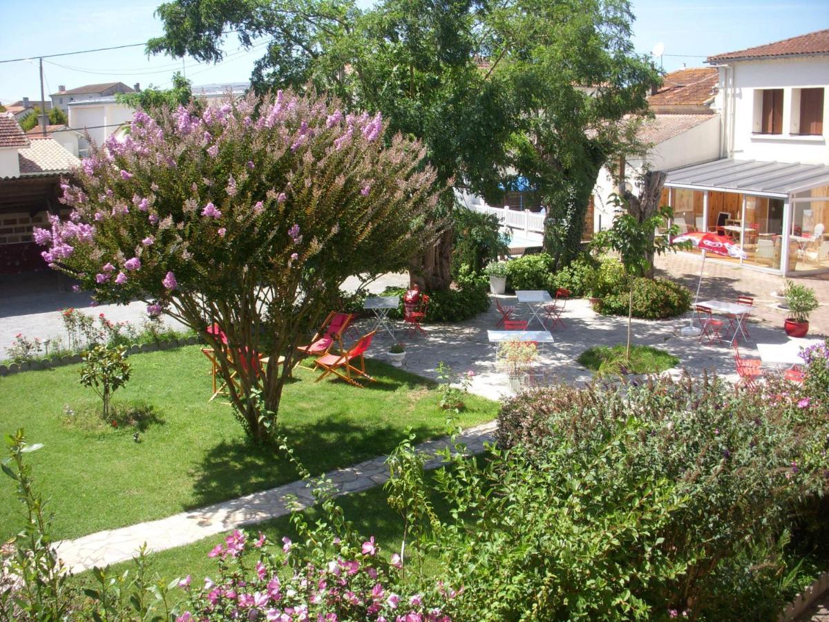 Hotel Les Vieux Acacias Queyrac Exterior photo