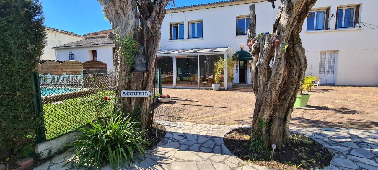 Hotel Les Vieux Acacias Queyrac Exterior photo