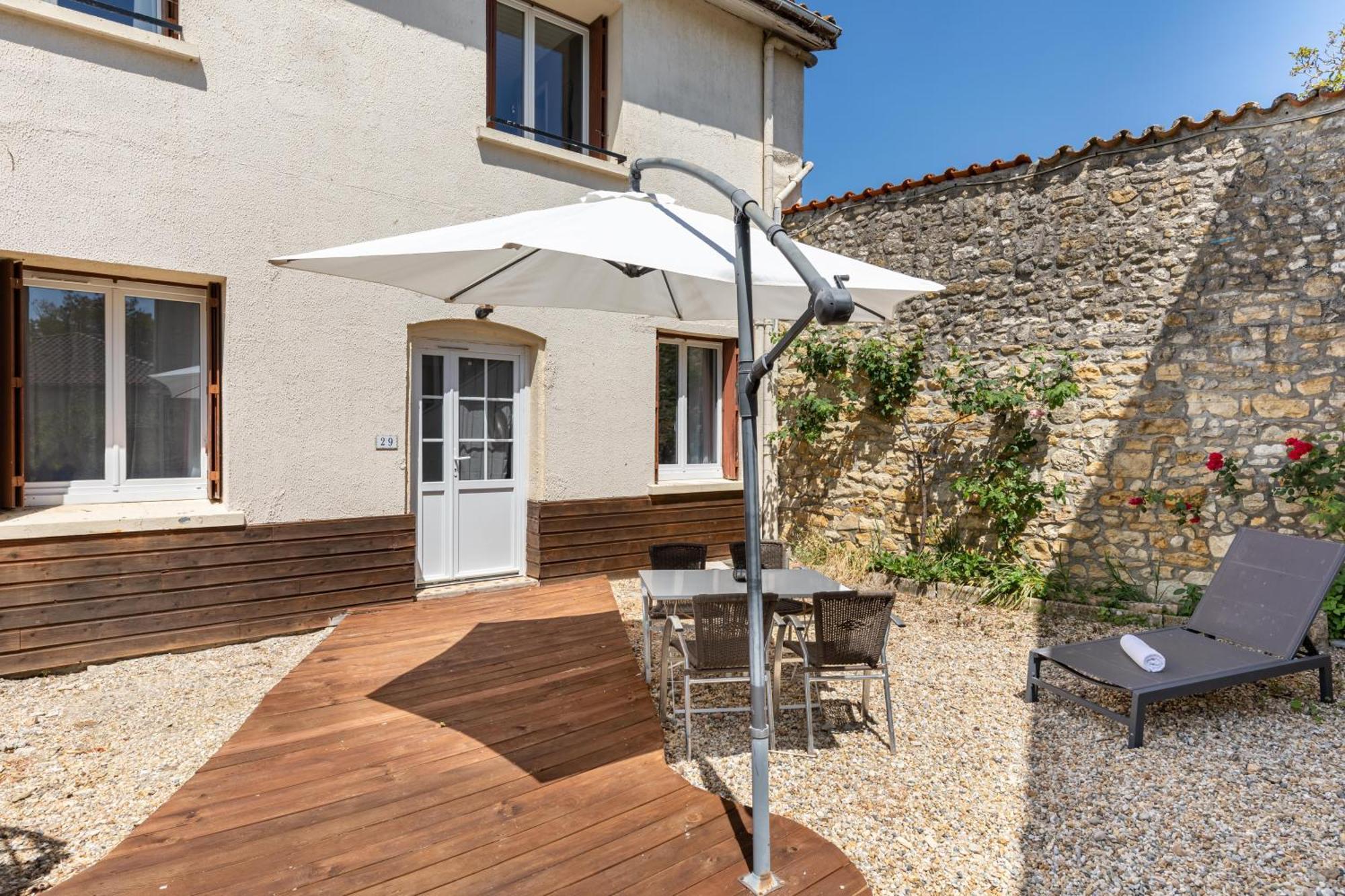 Hotel Les Vieux Acacias Queyrac Exterior photo
