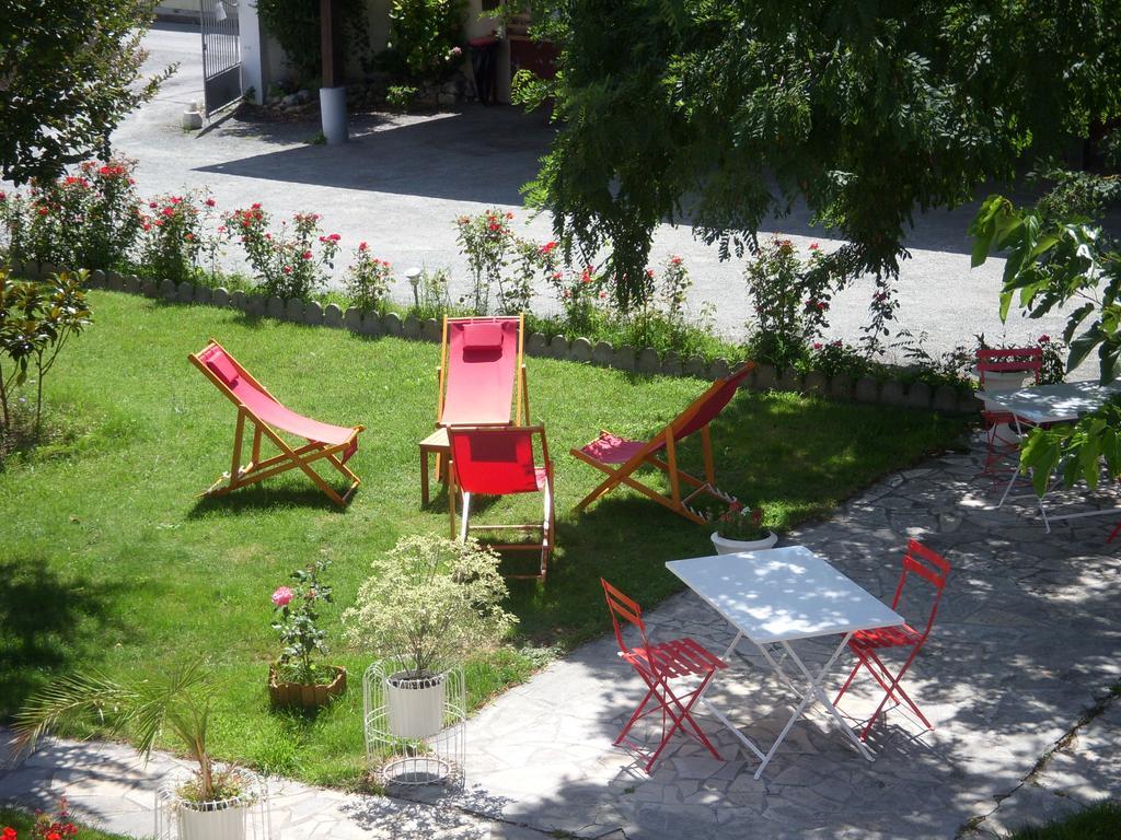 Hotel Les Vieux Acacias Queyrac Exterior photo
